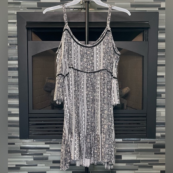 Torrid Plus Size Cold Shoulder Printed White & Black Dress- Size: 3XL / XXXL - Picture 2 of 3